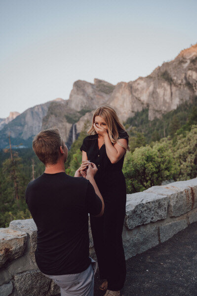 man proposing to a woman in yosemite