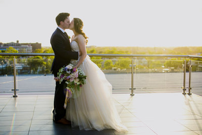 bride and groom rooftop kiss in charleston