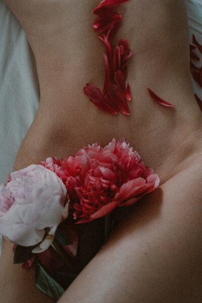 femmes nues avec des fleurs
