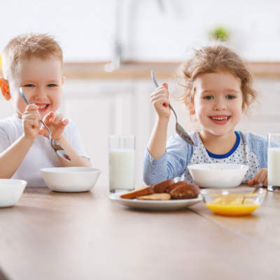 Thrive by Spectrum Pediatrics image for pediatric feeding therapy mentorship service is two children happily eating during mealtime