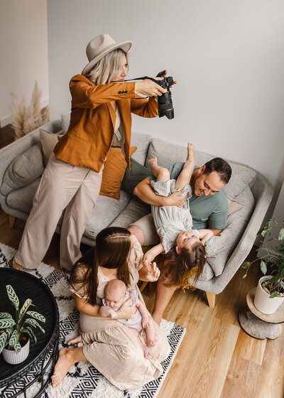 family photo at home sofa photographer photoshoot behind the scenes