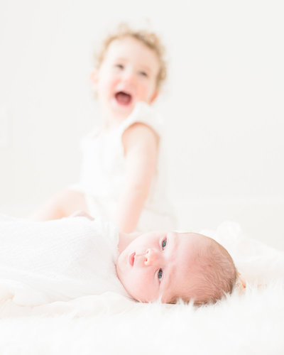 one-month-old-baby-sister-motherhood-photography-toronto-3