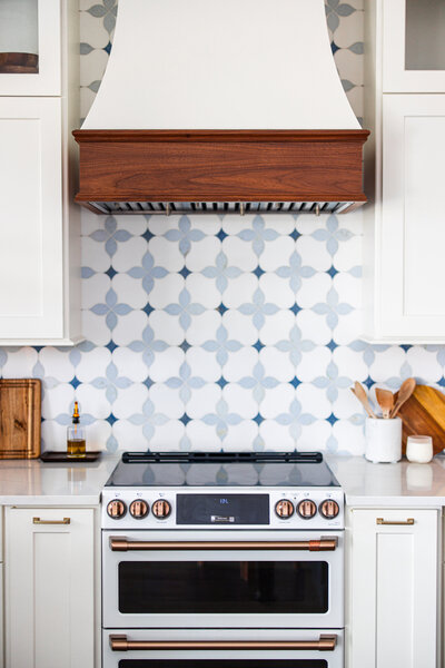 Eveningstar Marble tile backsplash and custom cabinetry by Park & Patina Design Build located in Longwood, FL