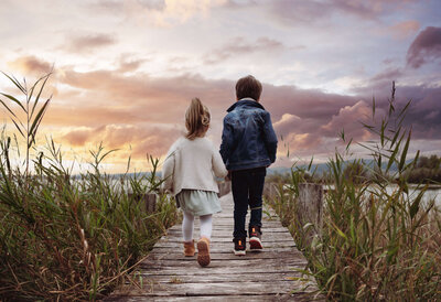 Fotografie von zwei Kindern am See