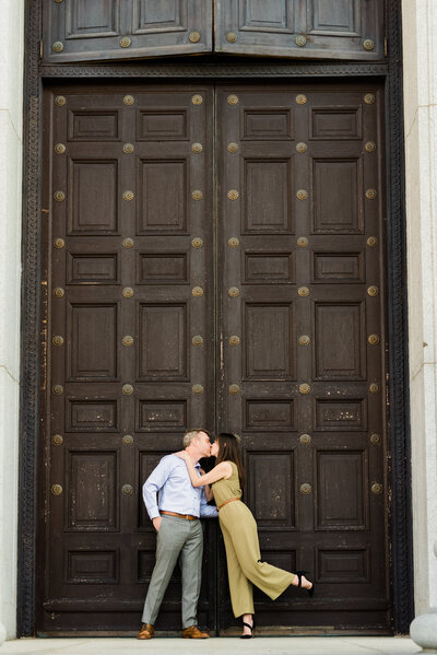 Couple kissing in front of the doors of the Minneapolis Institute of Art