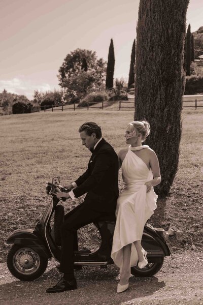 destination wedding fotograaf in italie op vespa scooter, trouwen in buitenland