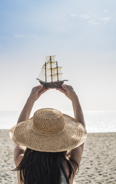 woman-hold-boat-model-on-the-beach-PWSG84M