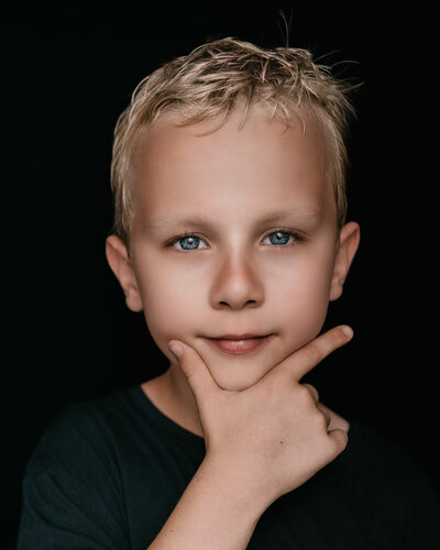 Professioneel kinderportret van een jongen stoer op de foto