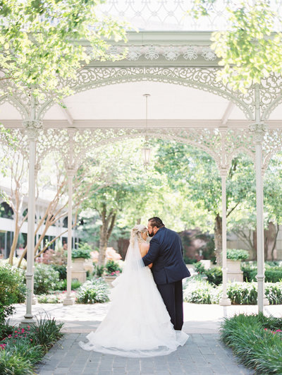 photo of bride and groom at The Crescent wedding venue in Dallas, Texas