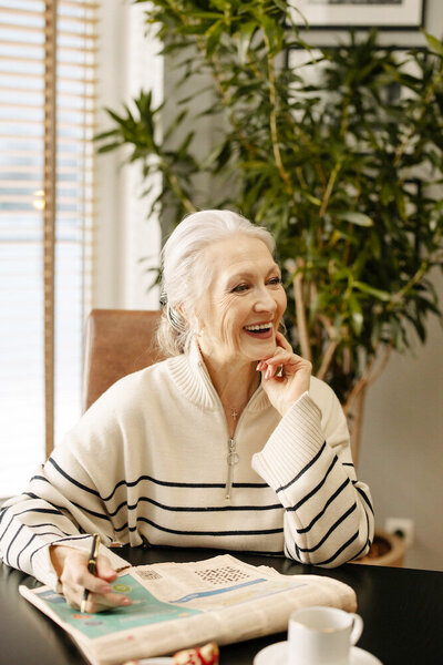 Femme âgée en train de rigoler