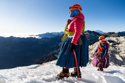 climbing_cholita_cecilia_rufina_andes_bolivia2