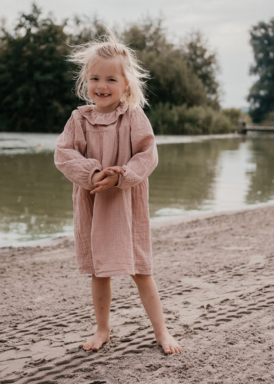 ongedwongen gezinsmoment met kinderen gefotografeerd door kinderfotograaf Leukfotografie – Amsterdam Noord"