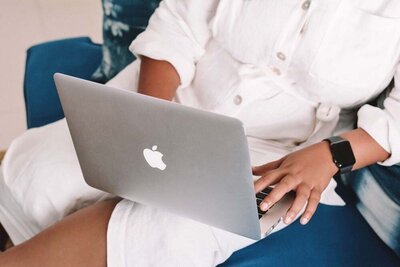 Vrouw die Plug en Play gebruikt achter haar laptop om een Showit Template af te rekenen.
