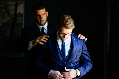 best-man-helping-groom