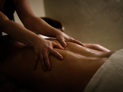 Rückenmassage im 639 THE VELA des LOEV Hotels.