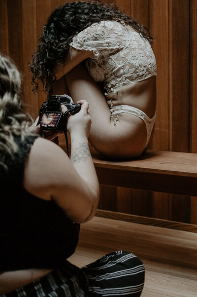 behind the scenes of a boudoir session