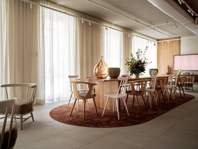 Langer Esstisch in der Eventlocation im Hotel the breeze.