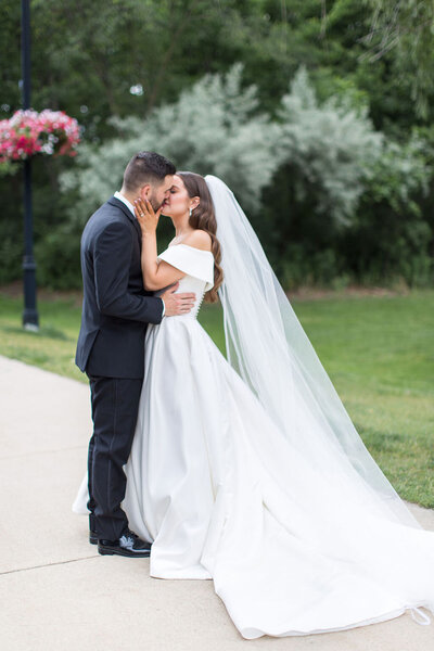Taylor Ingles Photography Detroit Wedding Photographer Couple kissing