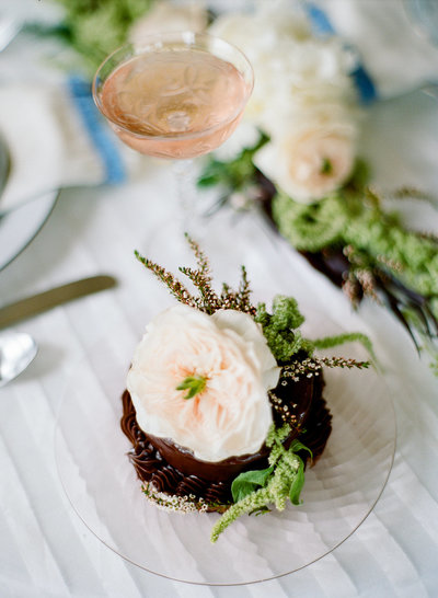 modern-wedding-inspiration-greenery-milwaukee-florist-cupcake