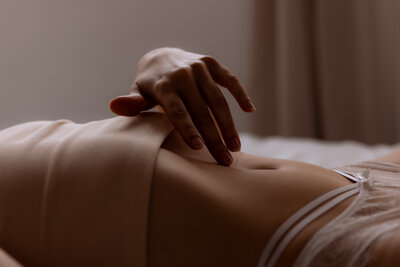 sensuele-foto-op-bed-tijdens-boudoir-shoot