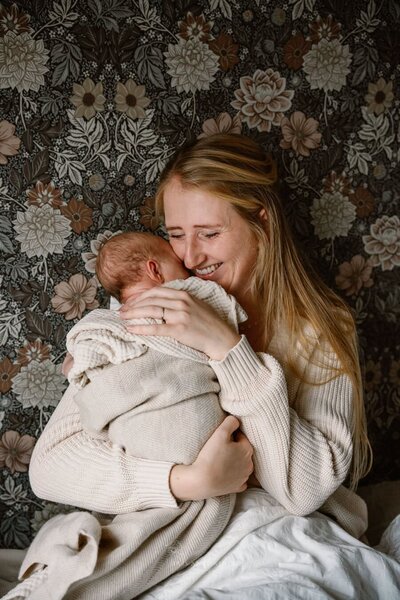 Newborn fotoshoot Groningen, Drenthe en Friesland. Pure liefdevolle foto's van je pasgeboren baby.