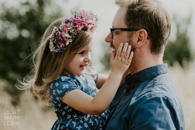 Vater und Tochter beim Foto Shooting in inniger Umarmung