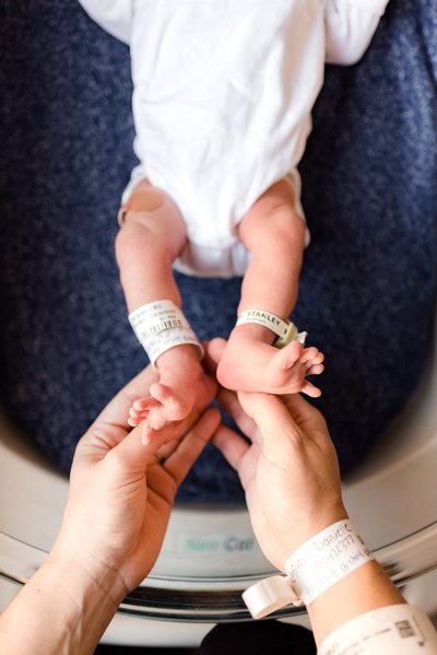 newborn toes after birth in hospital