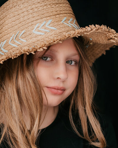 Professioneel kinderportret van een meisje met rode haren, lachend op de foto