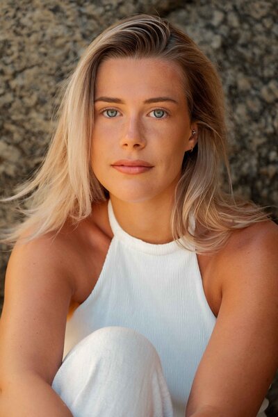 Victoria Vermeer portret in het buitenland tijdens content shoot personal branding