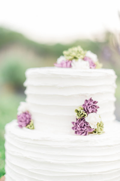 Simple and Romantic Wedding Cake for Outdoor Wedding
