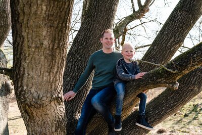 Gezins fotoshoot Groningen - ongedwongen foto vader en zoon in natuurgebied Drenthe.