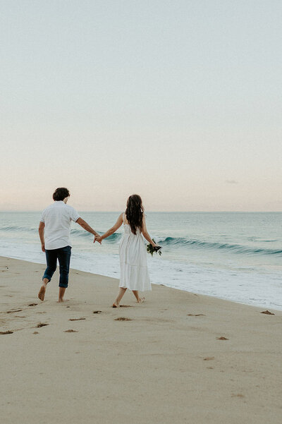 makua-beach-sunrise-couples-photoshoot-oahu-hawaii-sarah-doucet-photography-26