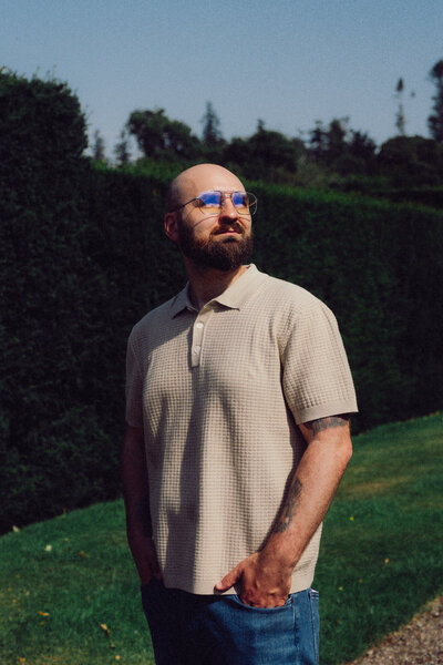 Pete, an experienced wedding photographer with The Swiechs, specializes in capturing beautiful and timeless moments for couples on their special day