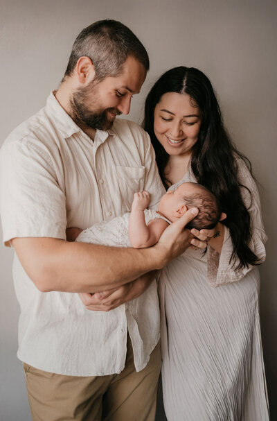 ntiem moment tussen ouder en baby vastgelegd door kinderfotograaf Leukfotografie – newbornshoot Amsterdam Noord