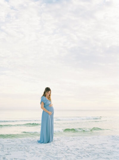 maternity-photoshoot-in-blue-dress