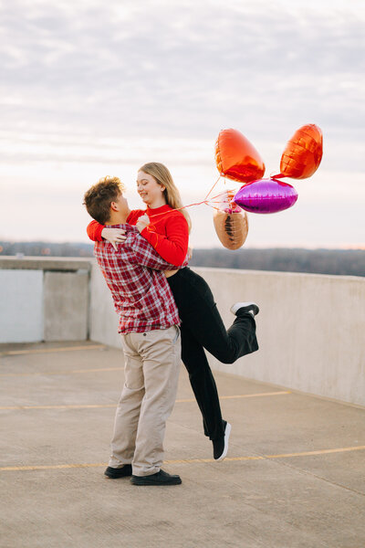 Couples in Love Evansville indiana photographer downtown rooftop photoshoot heart balloons