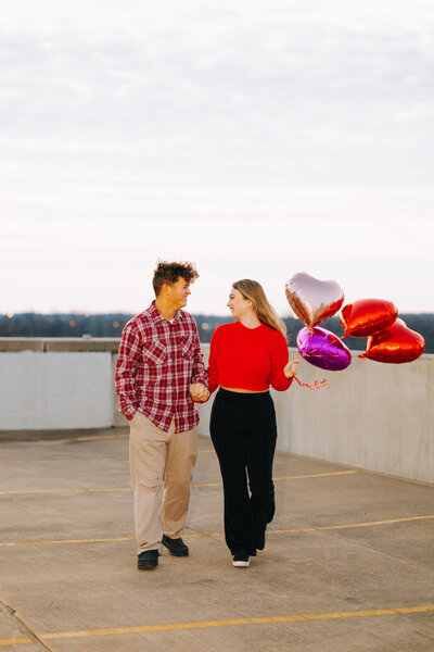 Couples in Love Evansville indiana photographer downtown rooftop photoshoot heart balloons