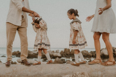 photo famille marche sur un rondin de bois a la plage cap antibes