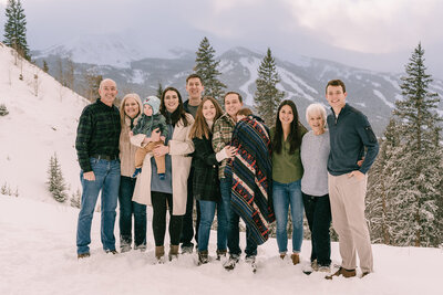 Professional photo of extended family in the snow in Breckenridge