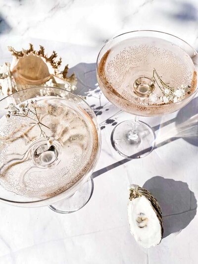 Twee glazen champagne om de succesvolle lancering van een Showit website te vieren