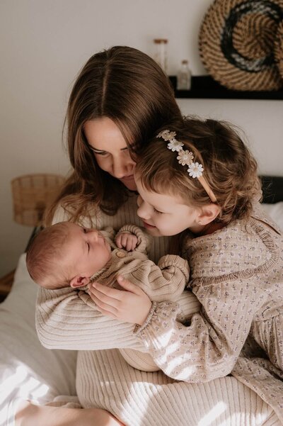 Gezin tijdens newbornshoot