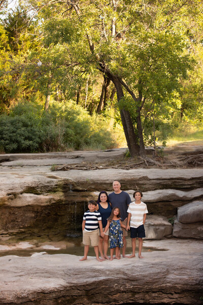 family-of-5-portrait-outfoors-airfield-falls-fort-worth