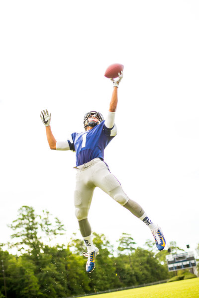 Teen football player makes epic leaping catch during photography session