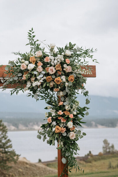 Thoughtful and meaningful Invermere wedding with florals by The Romantiks, romantic wedding florals based in Calgary, AB & Cranbrook, BC. Featured on the Brontë Bride Blog.