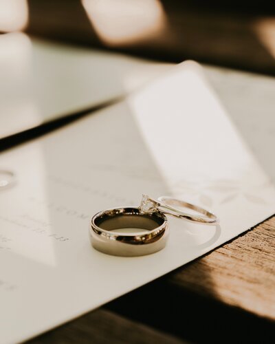 THE WEDDING RINGS OF AN ELOPEMENT IN ORLANDO, FLORIDA.