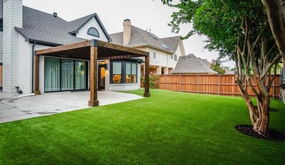 Artificial turf installation in Dallas, TX. A low-maintenance, eco-friendly solution for a green yard all year long.

