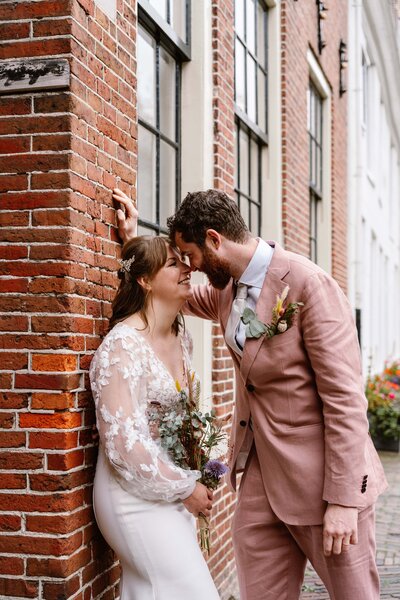 bruiloft fotograaf Groningen, Drenthe en Friesland. Voor romantische bruiloften en spontane foto's met natuurlijke kleuren.