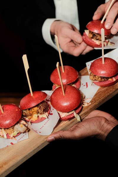 Detailfoto van handen en mini hamburgers tijdens een event als fotograaf in amsterdam