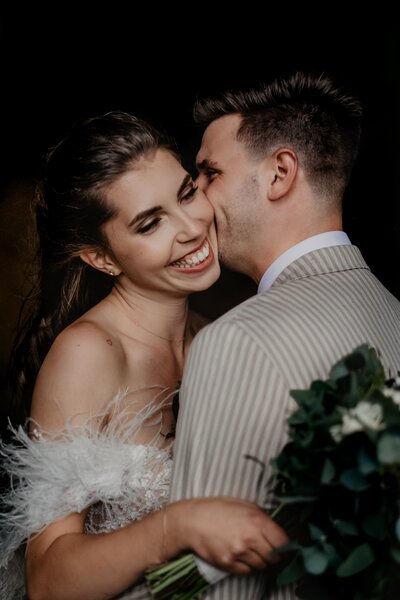 Bruidspaar gaan bijna kussen met confetti