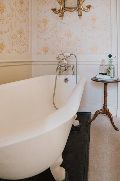 Bath in bridal suite at came house